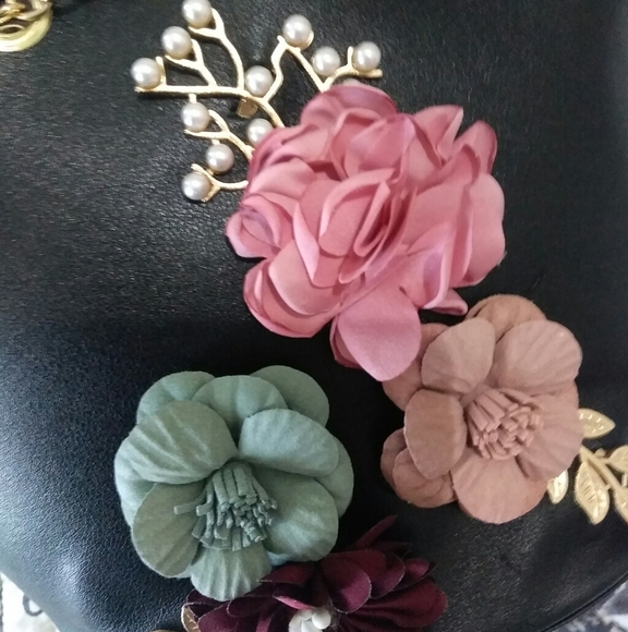 Bucket Tote 3D Flower Design - Picture 8 of 9